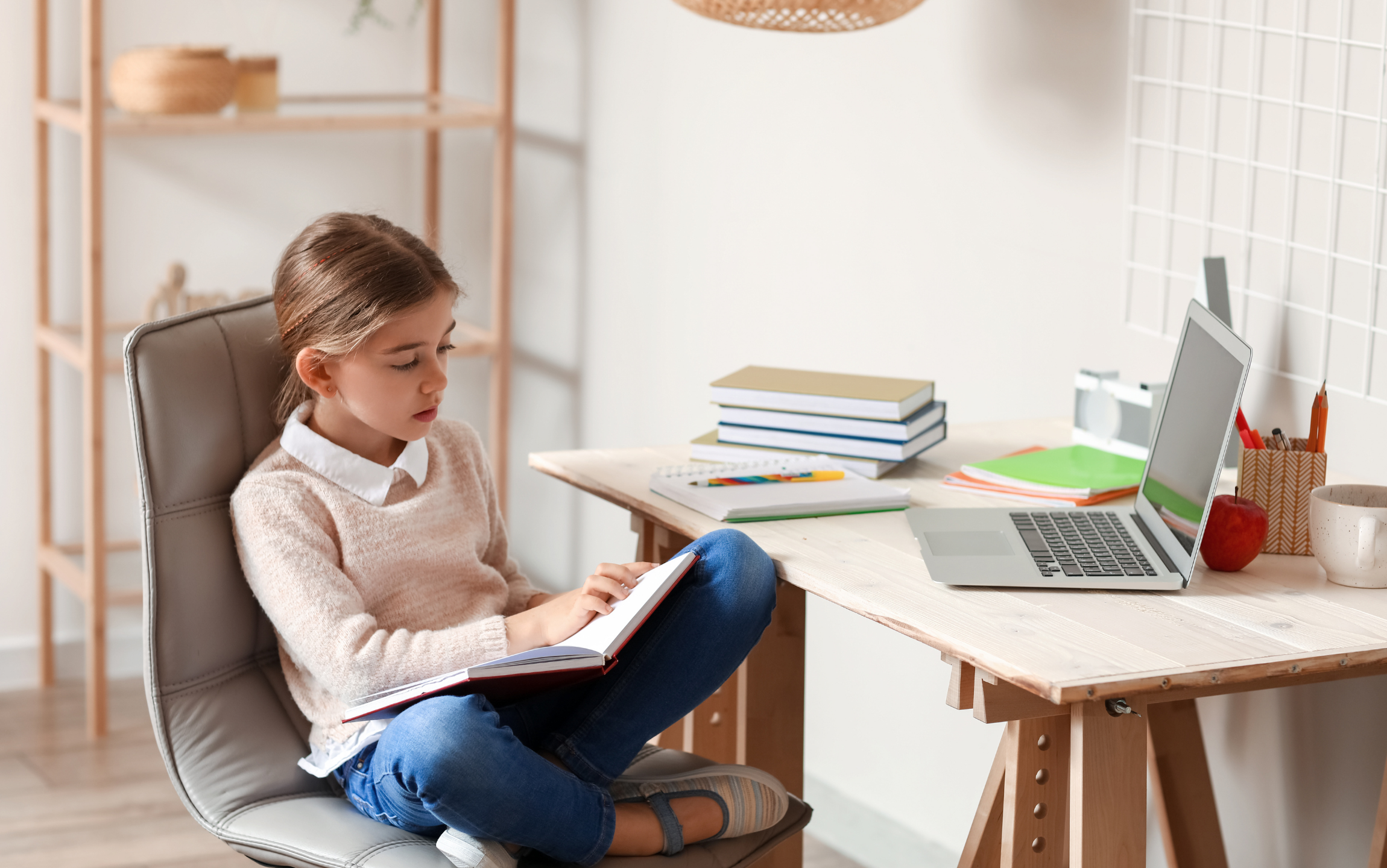 Niña aprendiendo inglés online