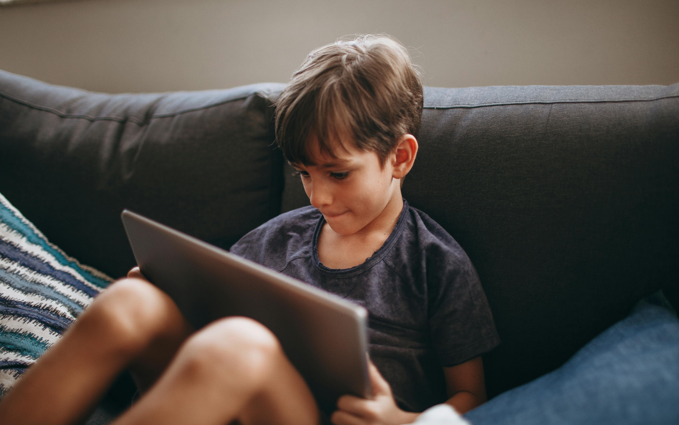 Niño aprendiendo inglés desde casa